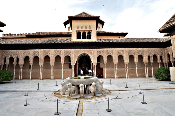 The marble lion fountain and arcades in the Nasrid Palaces