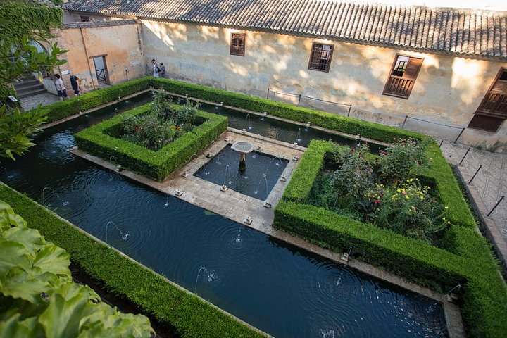 Pools and clipped hedges in the Generalife’s Patio de la Sultana