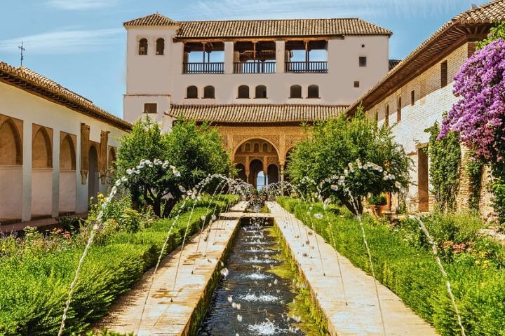 Fountain jets and planting along the Generalife’s central pool